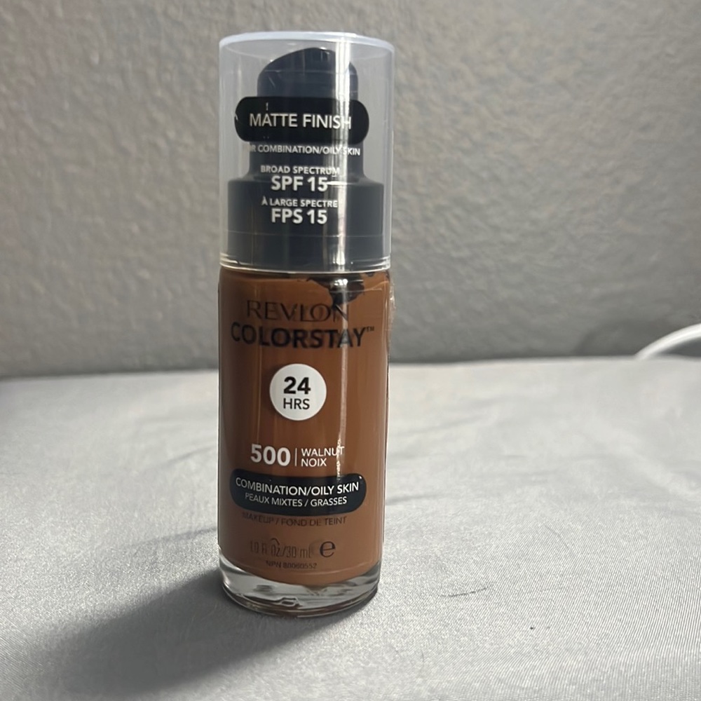 NWT Revlon colors stay liquid foundation, 24 hours # 500 walnut